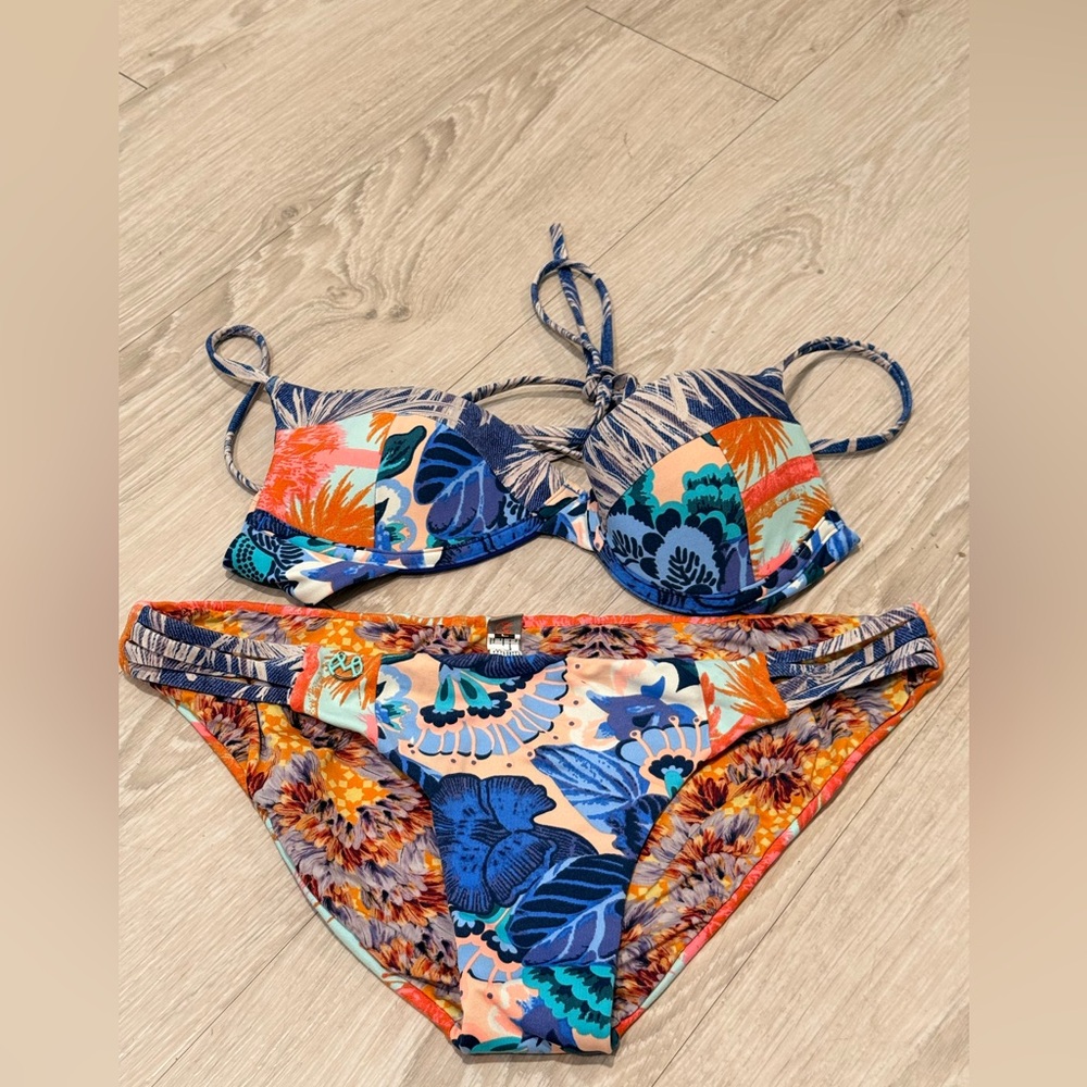 Maaji bikini set Botton is Large/Top Small.  Top missing underwire on one side.